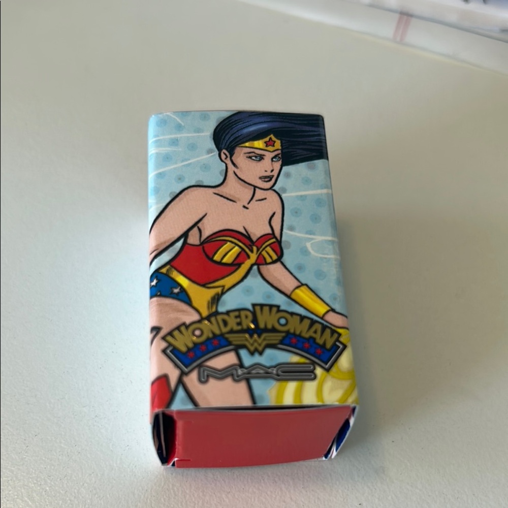 MAC Wonder Woman Pigment in Bright Fuscia